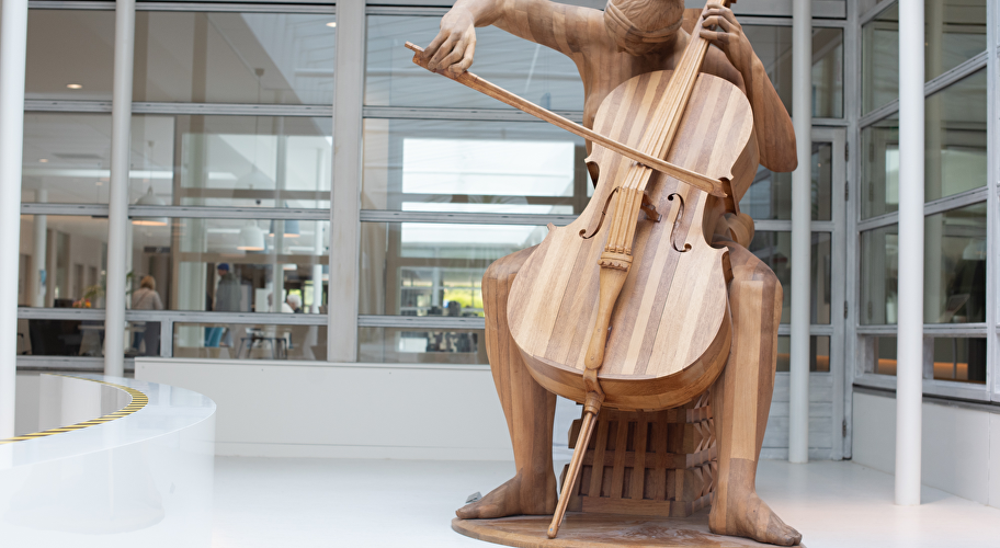 Houten beeld celliste van Gerhard Lentink