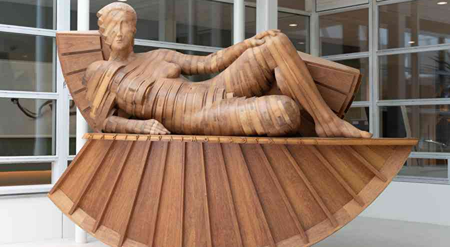 Houten beeld liggend van Gerhard Lentink